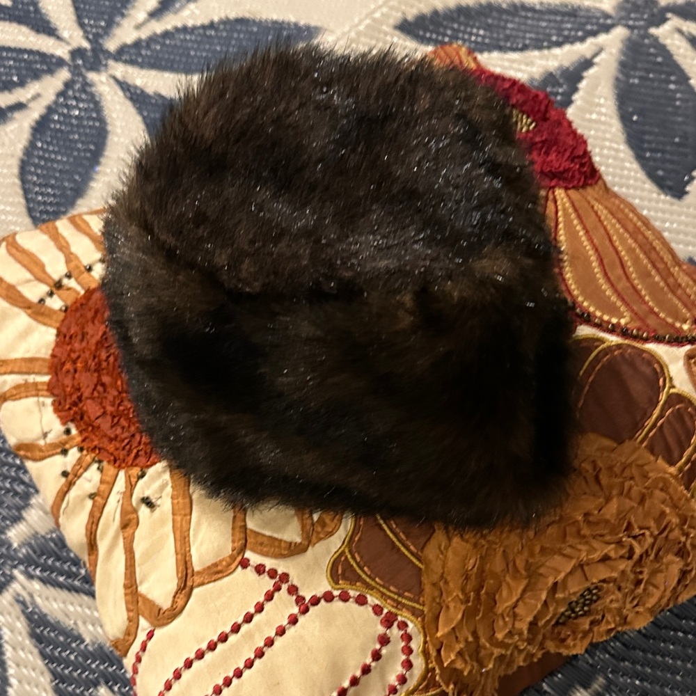 Vintage LUXURIOUS Dark Brown Faux Fur Hat - Picture 3 of 3